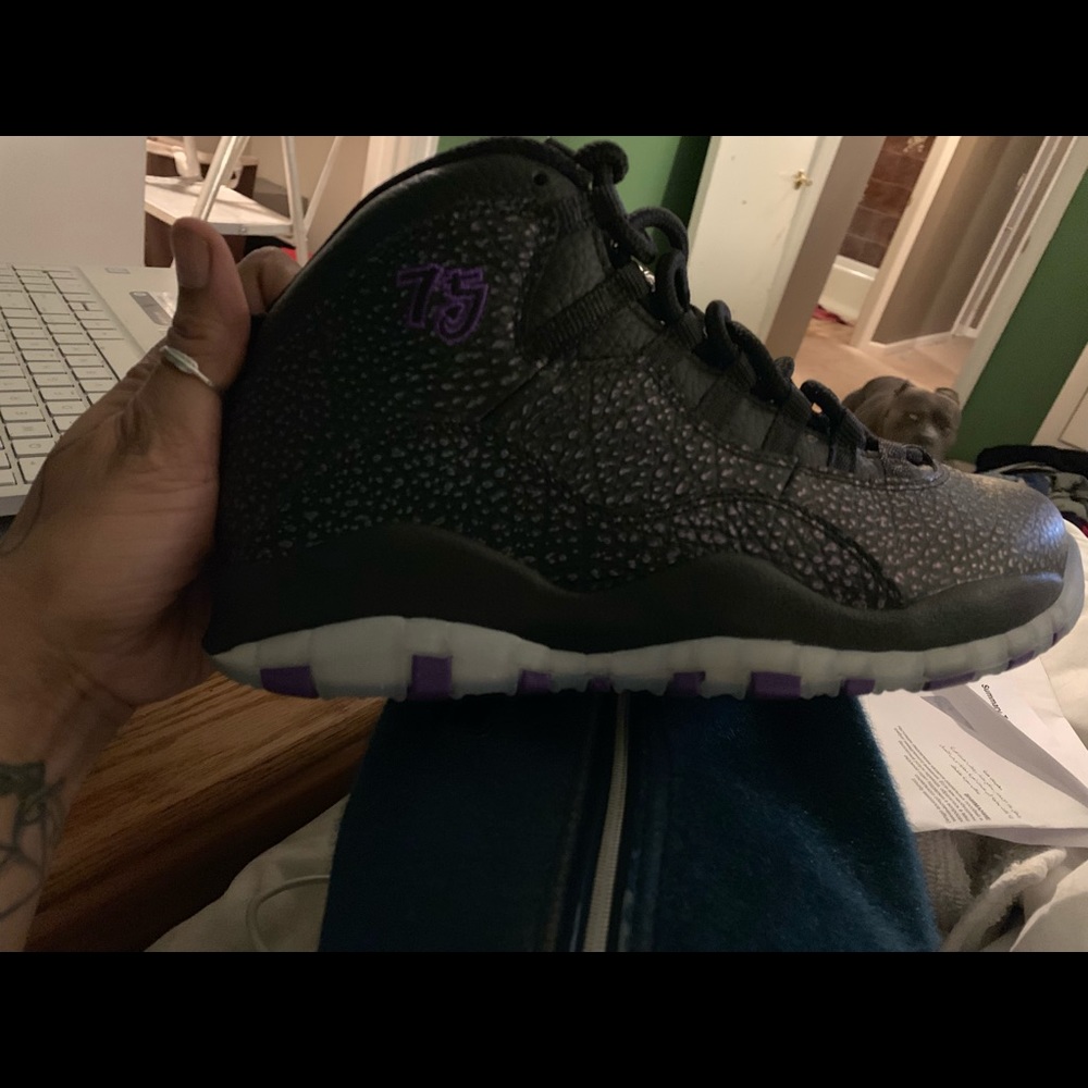 Sneakers - Picture 2 of 8